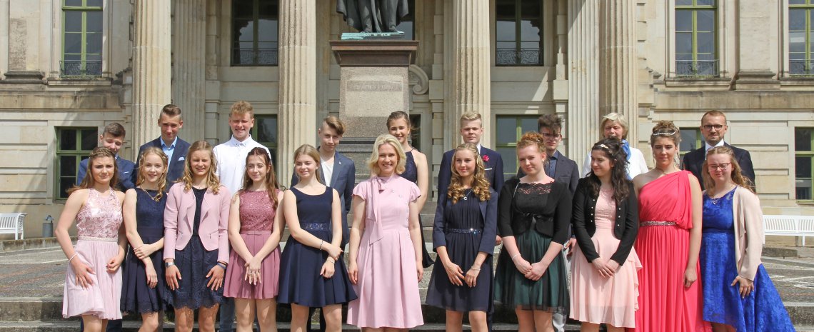 Bei der Jugendweihe im Schloss Ludwigslust ließ sich Ministerpräsidentin Manuela Schwesig mit den Jugendlichen fotografieren und hielt die Festrede.