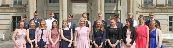 Bei der Jugendweihe im Schloss Ludwigslust ließ sich Ministerpräsidentin Manuela Schwesig mit den Jugendlichen fotografieren und hielt die Festrede.