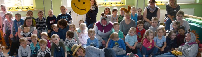 Kindertag 2019 - Erzieher spielen Hase und Igel für die Kinder